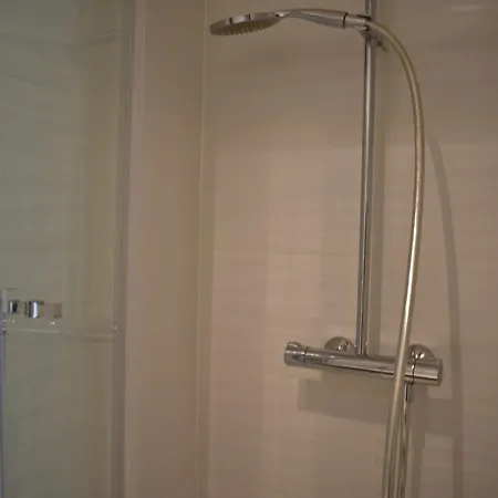 Fully Renovated Bright With High View * פריז