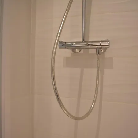 Fully Renovated Bright With High View * פריז